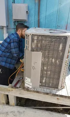 Fix Refrigerant Leak Fast: Essential AC Troubleshooting Tips 3 Technician using an electronic leak detector to find refrigerant leaks in an AC unit